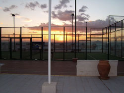 Pista de padel: totalmente acristalado