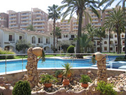 La urbanizacion dispone de amplias zonas verdes y dos piscinas